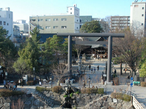 3階からの眺め。四柱神社が見えます